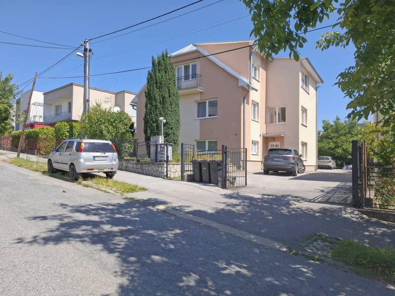A family house with two cars parked in Prešov on Na Rúrkach street.
