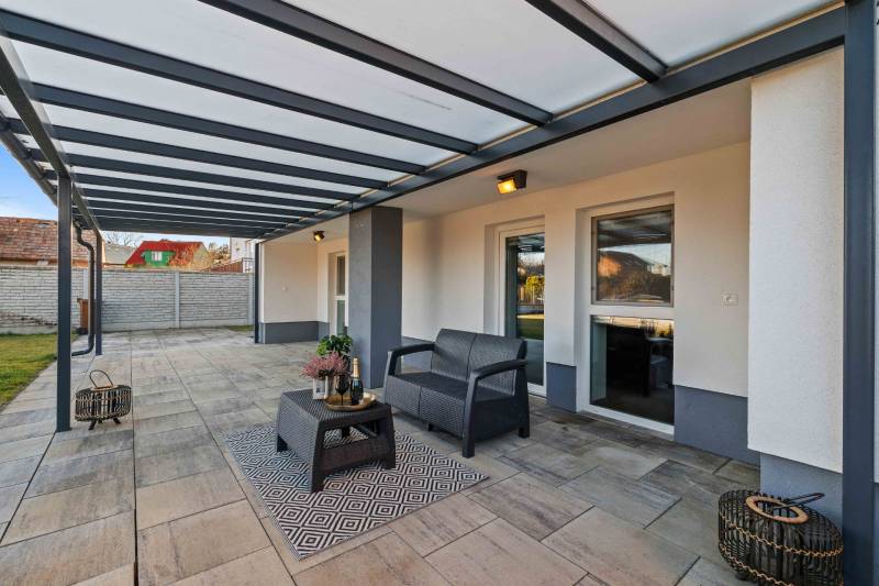 The outdoor terrace of the house on Pluhová Street. Family house, garden, seating area, pergola.