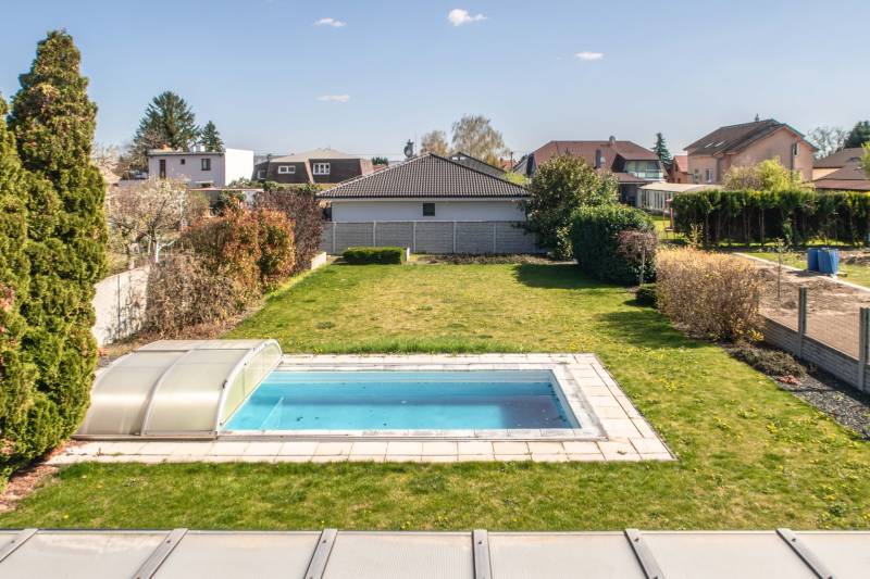 Garden with a pool at a family house on Pluhova Street in Ivanka pri Dunaji.