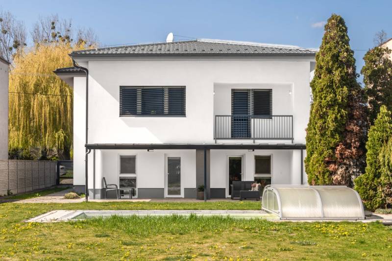 Family house on Pluhova Street in Ivanka pri Dunaji with a garden and a swimming pool.