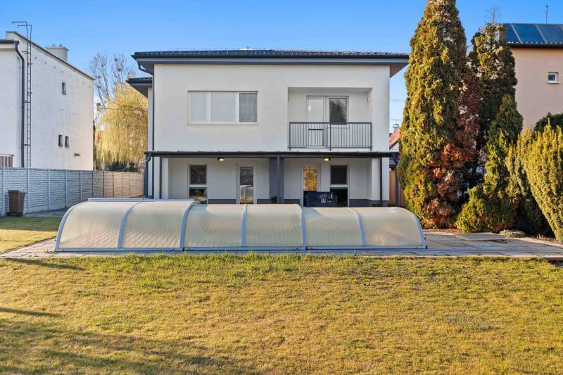 Family house with a covered swimming pool, large garden, adjacent to Pluhová Street.