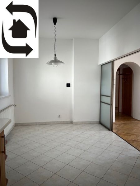 See a dining area in a 5 or more room apartment with tiles and a lamp.