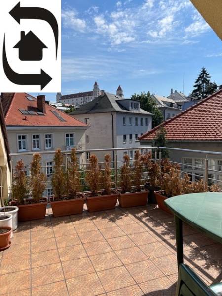 Terrace of a 5 or more room apartment with a view of rooftops and greenery.
