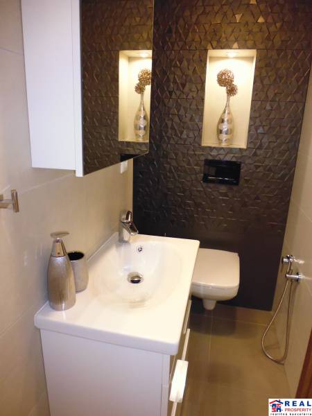 Bathroom in a 3-room apartment with an interesting wall and a sink.