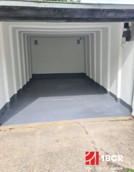 Open garage in Hagar with a smooth floor and clean walls.