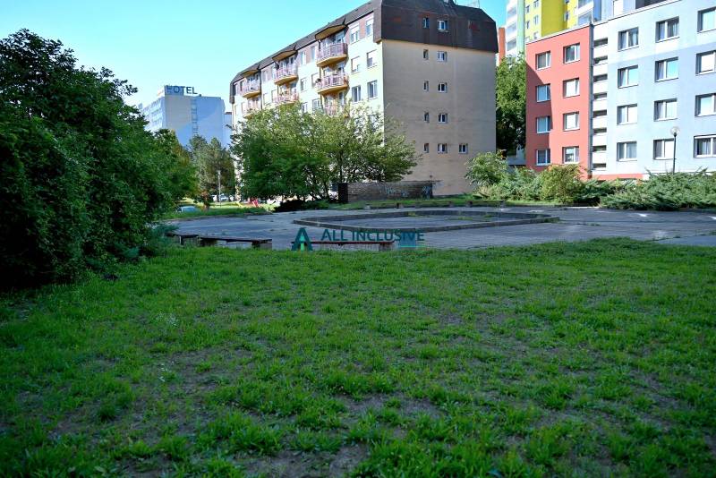 Grassy area near a 3-room apartment on Ondavská Street in Bratislava - Nivy.