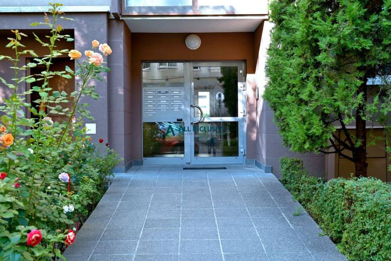 The entrance to the apartment building on Ondavská Street in Bratislava - Nivy surrounded by greenery.