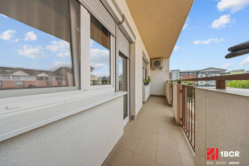The balcony of a 2-room apartment on Dona Sandtner Street in Pezinok with a view of the surroundings.