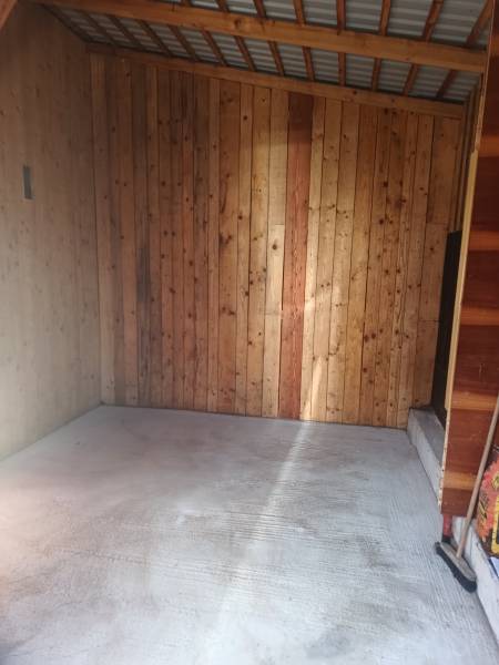 Wooden paneling and concrete floor in the cabin in Tužina.
