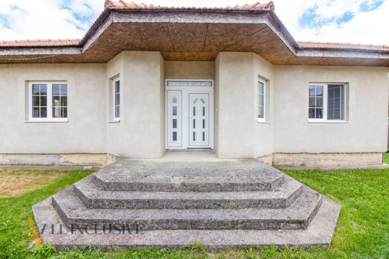A family house in Selice with a staircase and white entrance doors.