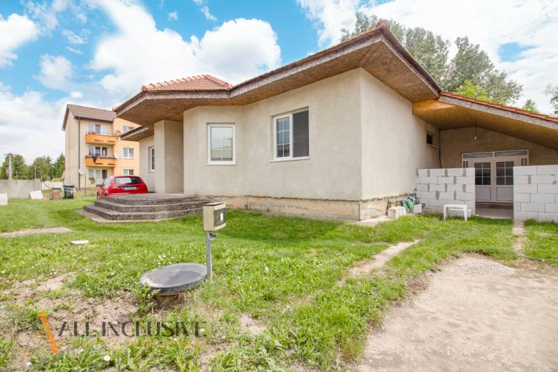 A family house in Selice with easy access and a green yard.