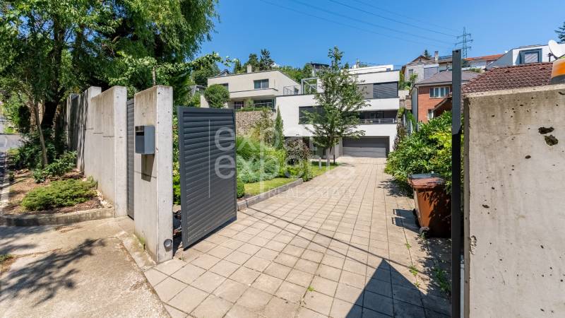 View of the family house on Sliačska Street in Bratislava - Ahoj with fencing and greenery.