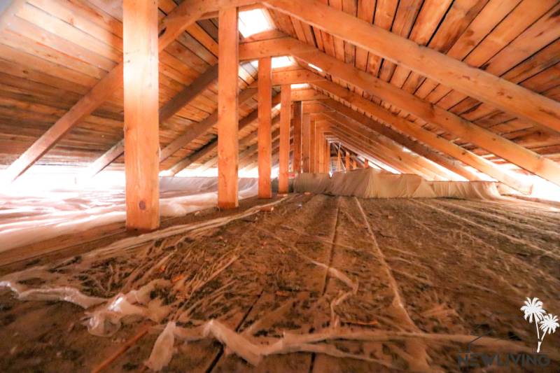 Ceiling with wooden construction and insulating materials in commercial premises.