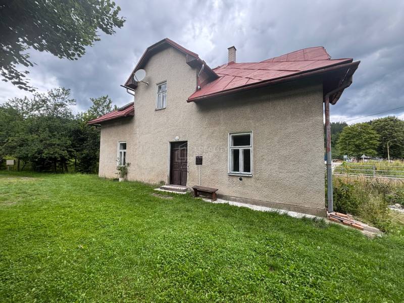 A family house in Makov on Centrum Street, with a garden and trees in the background.