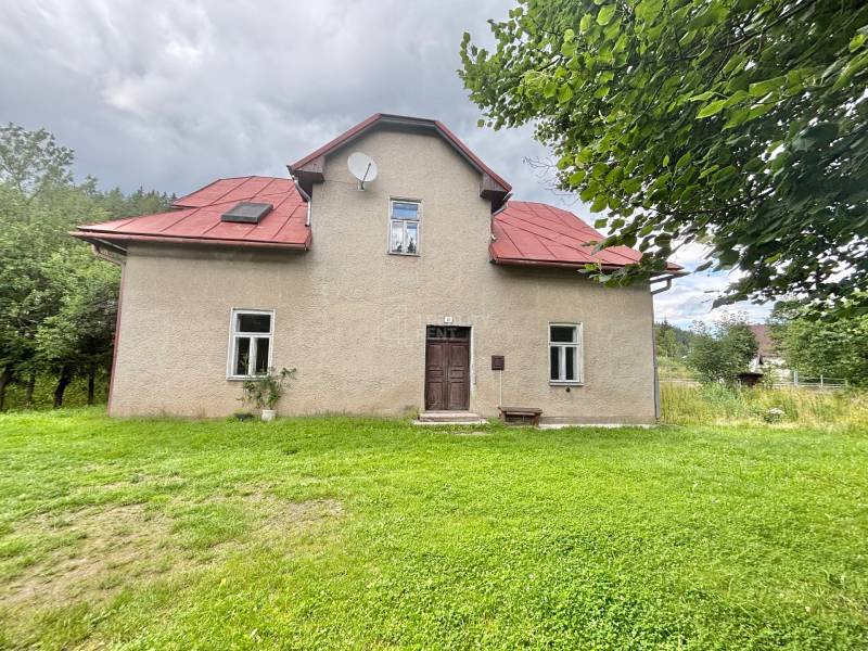 Family house in the center, Makov, surrounded by a grassy plot with trees.