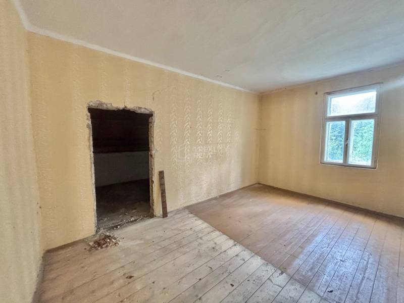 Room in a family house, parquet floor, window, renovation needed.