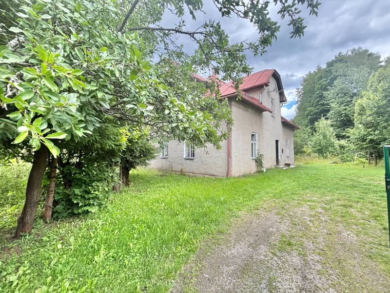 A family house on Centrum Street in Makov with a front garden and trees.