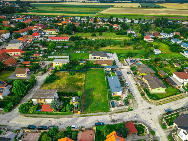 Aerial view of houses and properties - living in Nová Dedinka on Majerská Street.