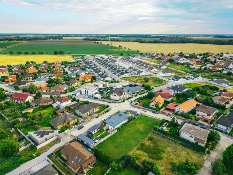 Bird's-eye view of residential houses on Majerská in Nová Dedinka, plots - living.