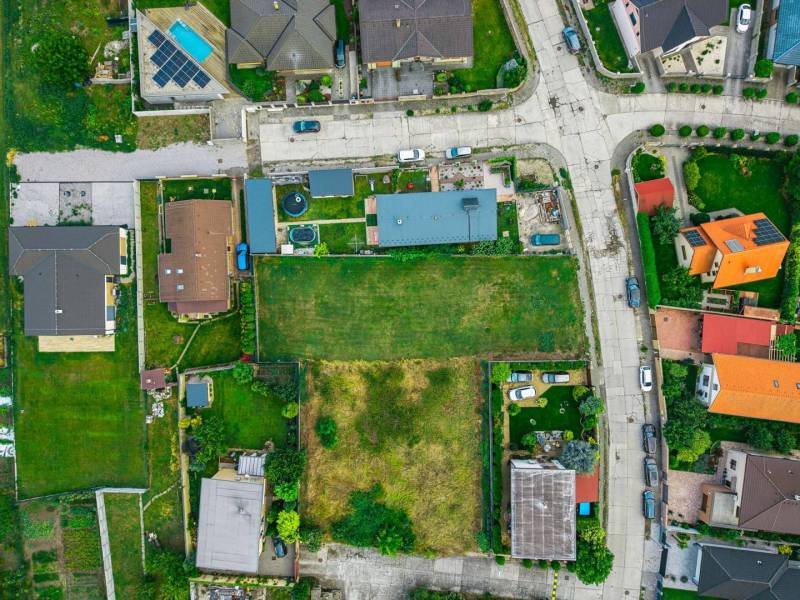 Aerial view of houses and gardens on Majerská Street in Nová Dedinka - Residential plots.