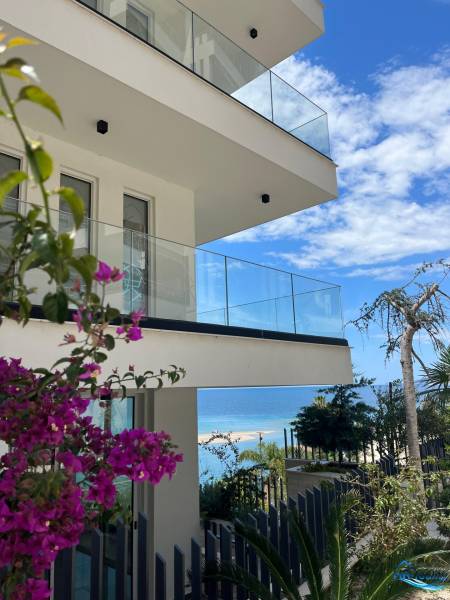 A recreational apartment in Sarandë with a sea view and floral decoration.