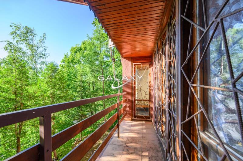 A balcony at the cottage near Ružiná with a view of greenery.