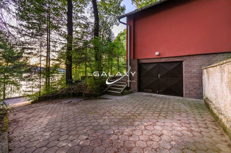 A cottage in Ružiná near the forest with a view of the lake and a garage.