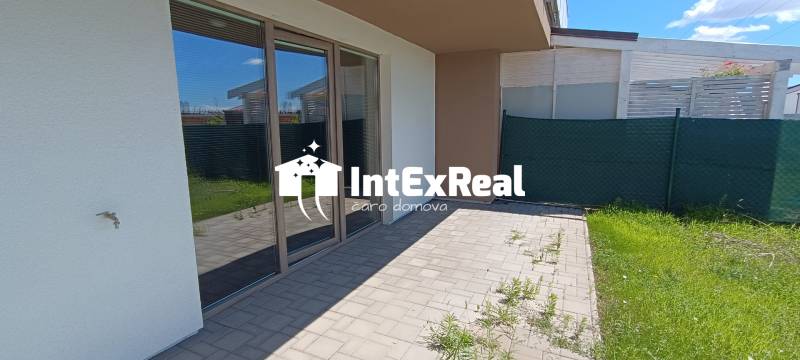 Terrace at a 2-room apartment on Veterná, Galanta with tiles and grass.