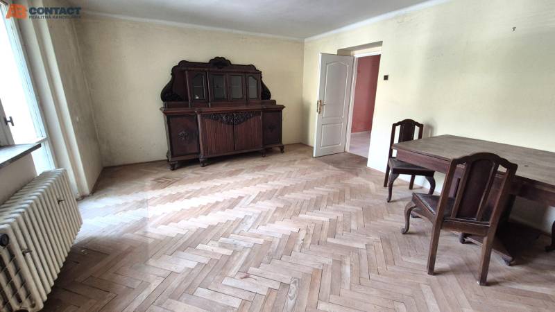 Wooden furniture and parquet floors in a 3-room apartment with a retro atmosphere.