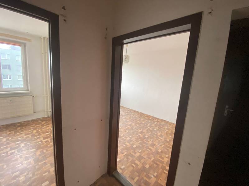Hallway in a 3-room apartment, parquet floors, entrance to two rooms, window with a view.