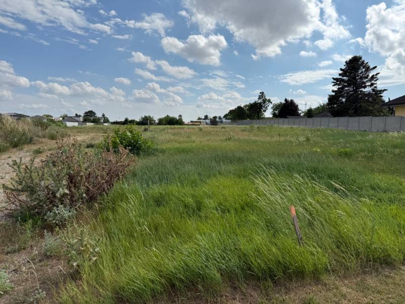 A grassy plot in Potzneusiedl, ideal for living. Clear sky, slightly cloudy.