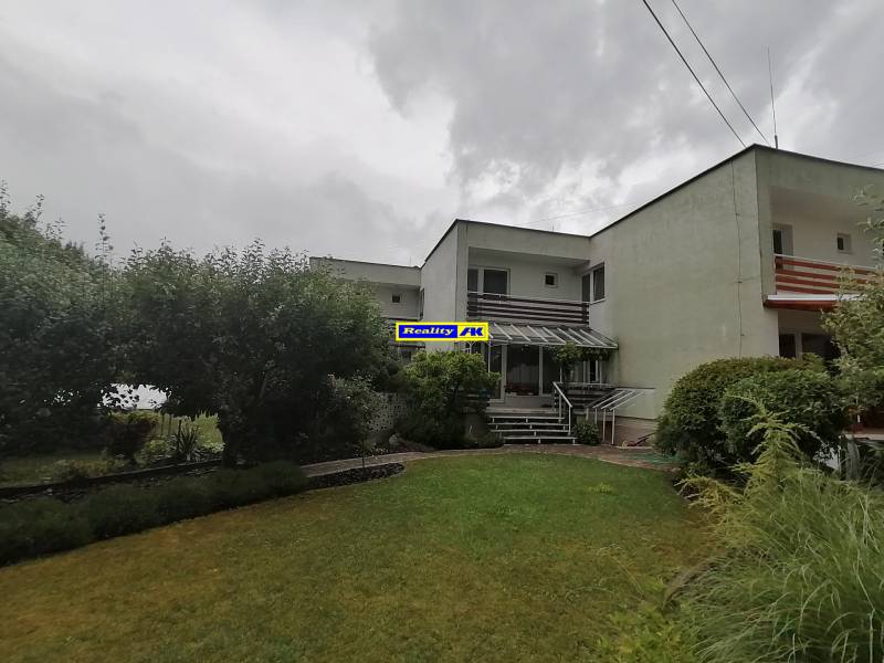 Family house on J.Š.Šikuru Street in Martin with a well-maintained garden and terrace.