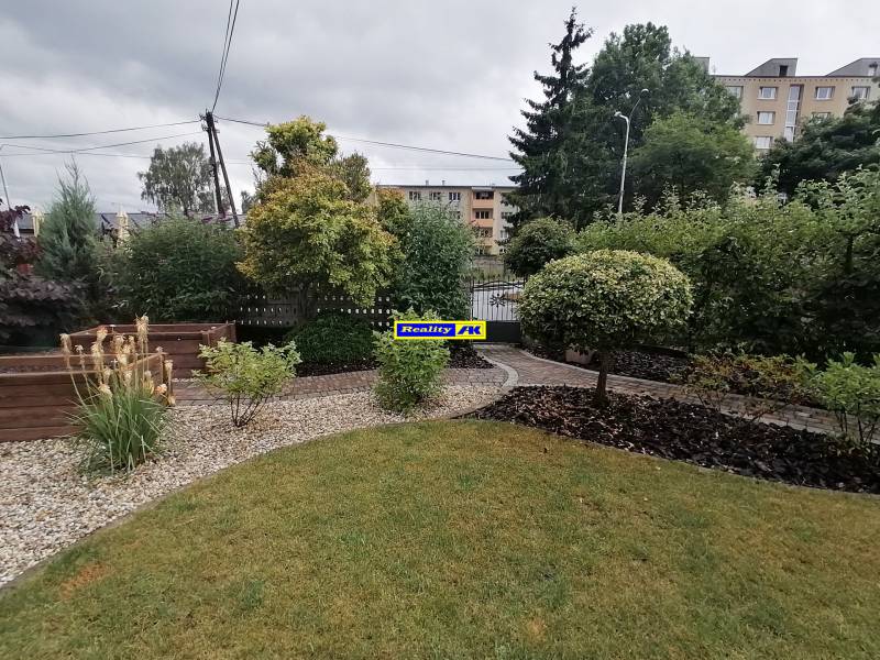 The garden of a family house on J.Š.Šikuru Street in Martin with a lawn and shrubs.