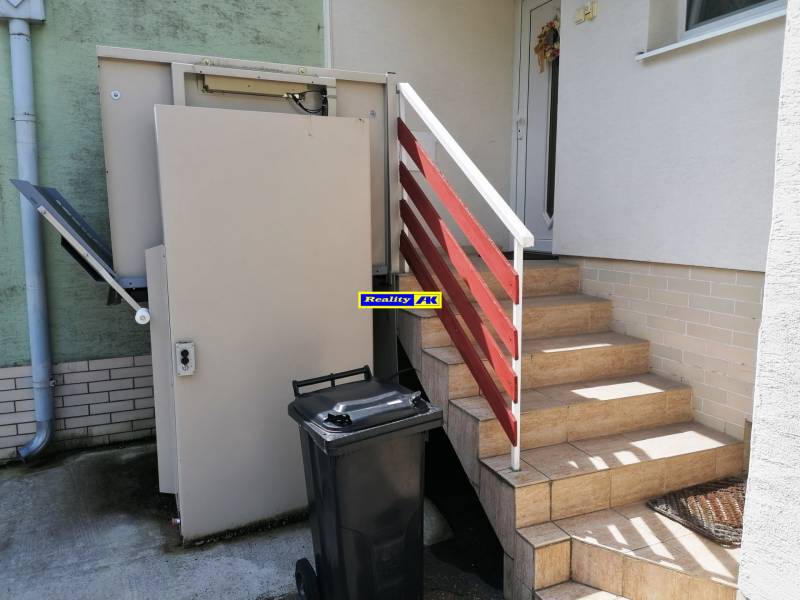 In front of the family house on J.Š.Šikuru Street in Martin, there are stairs and an elevator.