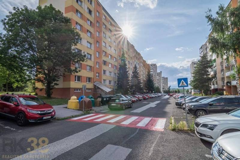A modular building on Záborského in Poprad with a parking lot and containers into a 3-room apartment.