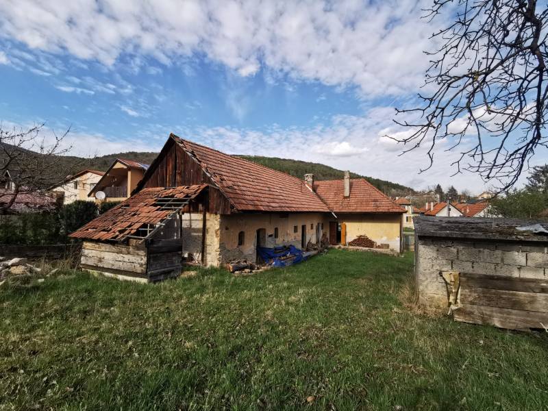 Family house in Nitrianske Sučany, Nitrianske Sučany street, older building on a spacious plot.