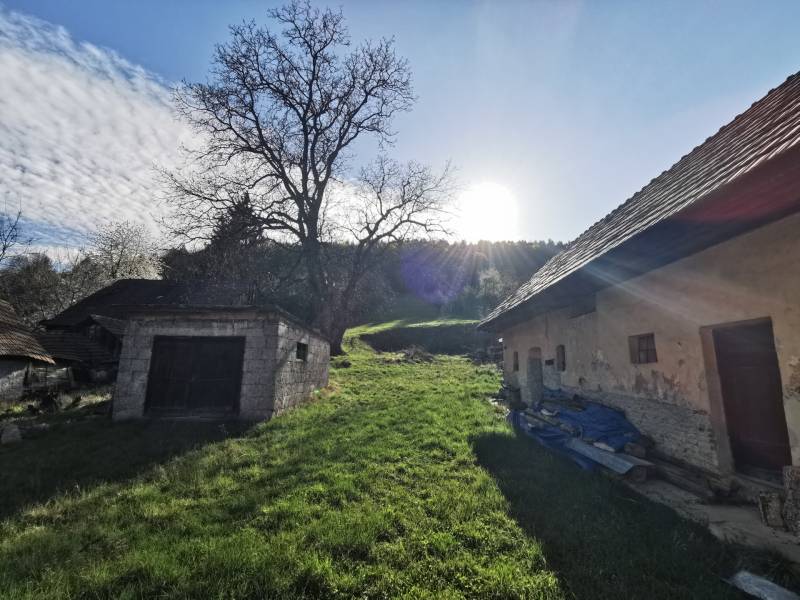 A grassy plot with a family house and an old garage on Nirtrianska Street in Nitrianske Sučany.