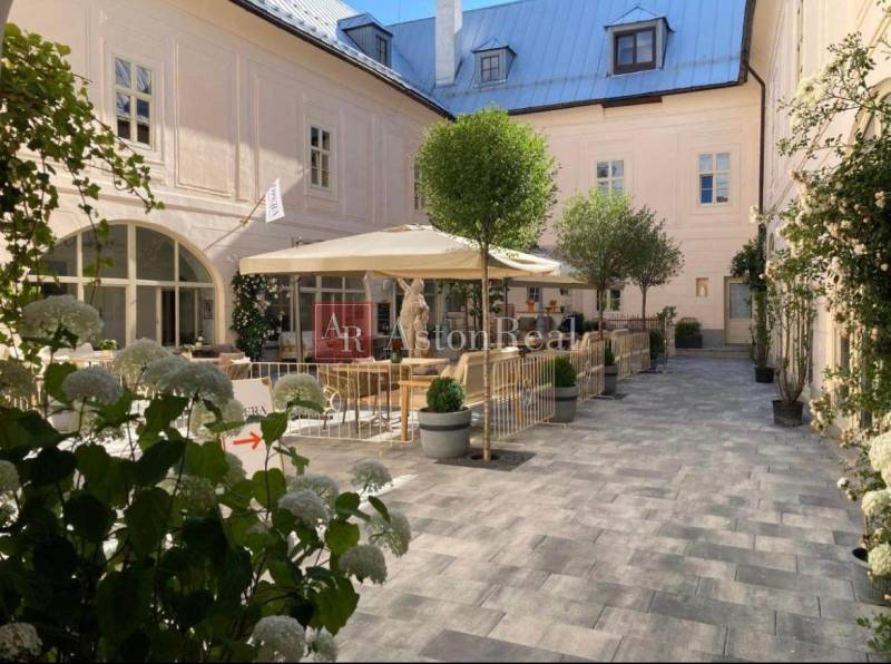 In the historic courtyard of a 2-room apartment in Banská Štiavnica, we find a cozy terrace with flowers.