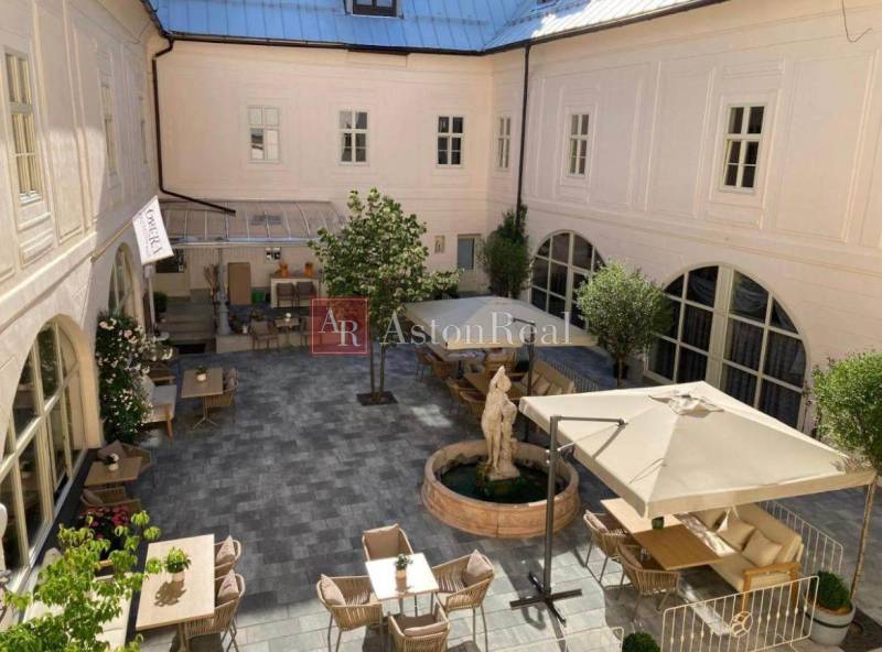 A courtyard with seating and a fountain by a 2-room apartment in Banská Štiavnica.