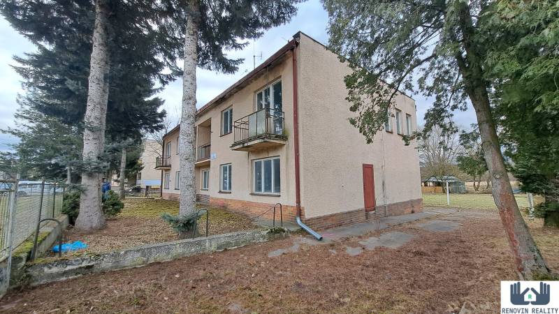 A building surrounded by trees on Main Street in Dolná Strehová near hotels and guesthouses.