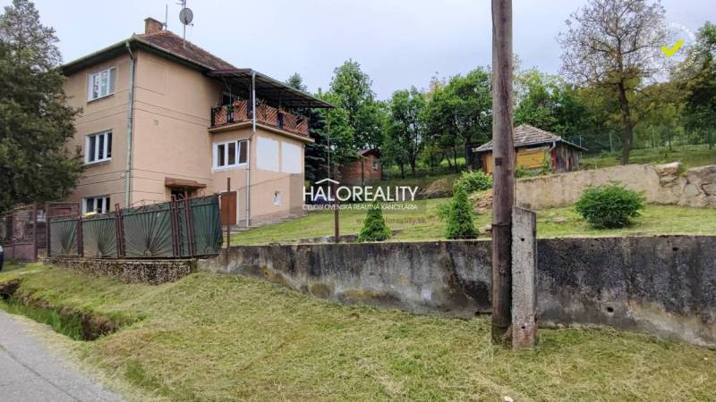 A family house in České Brezová with a garden and beautiful nature in the background.