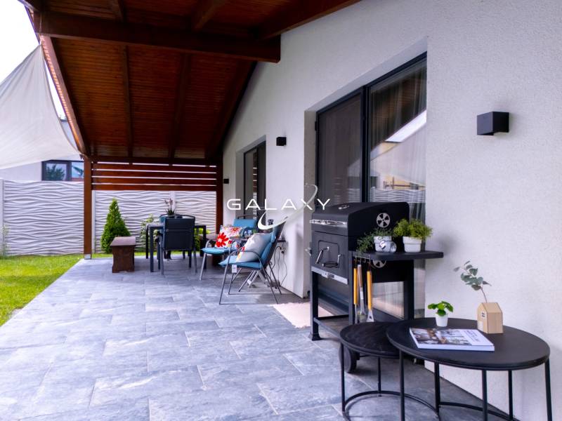 The terrace of a family house in Čierna Voda with comfortable seating and a grill.