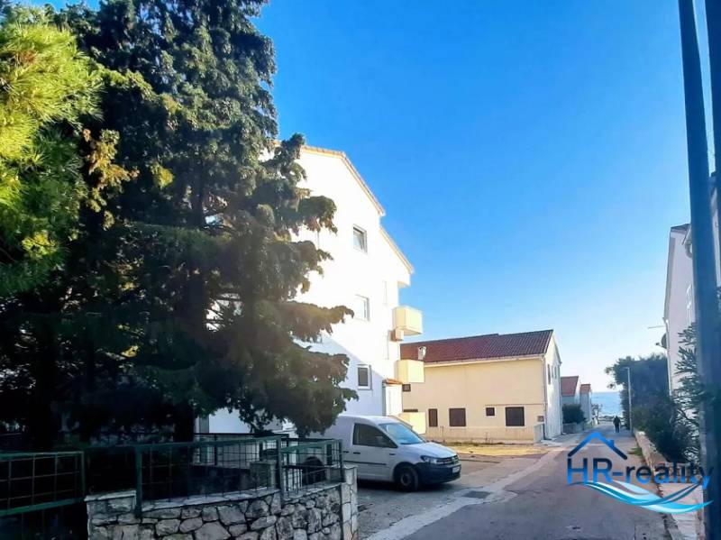 A peaceful street in Novalja with a 2-bedroom apartment and a sea view.