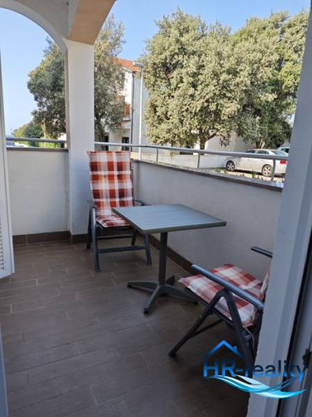 Balcony in a 2-room apartment in the city of Novalja with garden furniture.