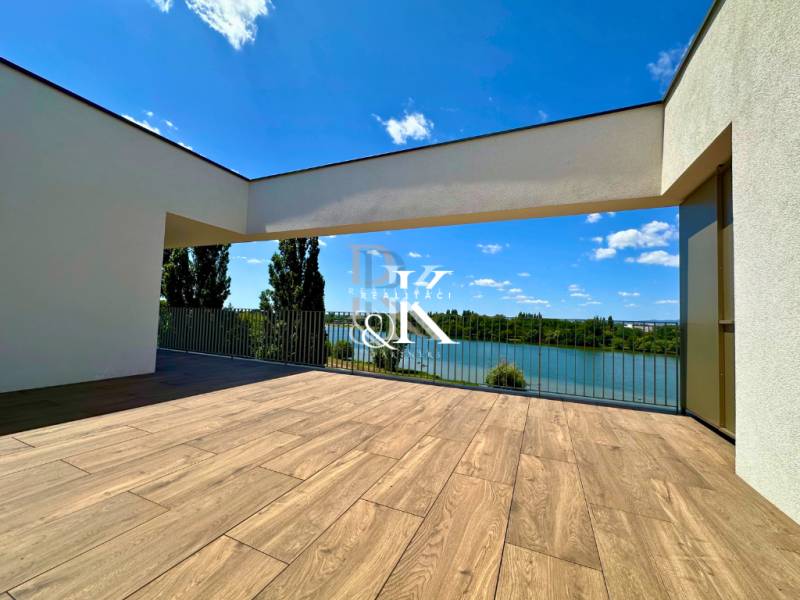 A terrace with a view of the lake in Banka, ideal for a 3-room apartment.
