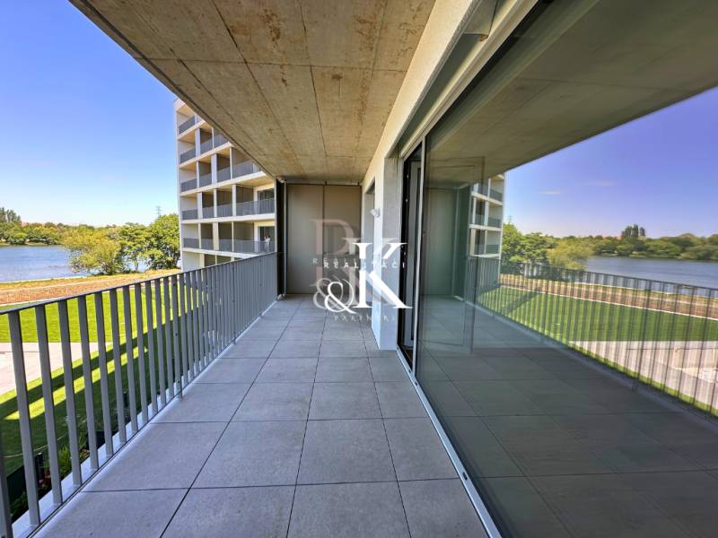 A balcony with a view of the lake and greenery in Banka, near a two-room apartment.