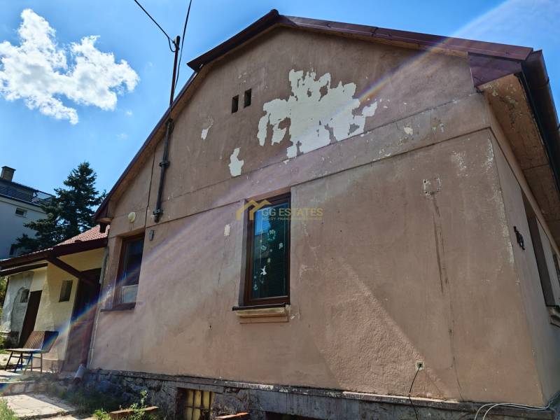 A family house on Dlhá Street in Vranov nad Topľou with damaged facade plaster.