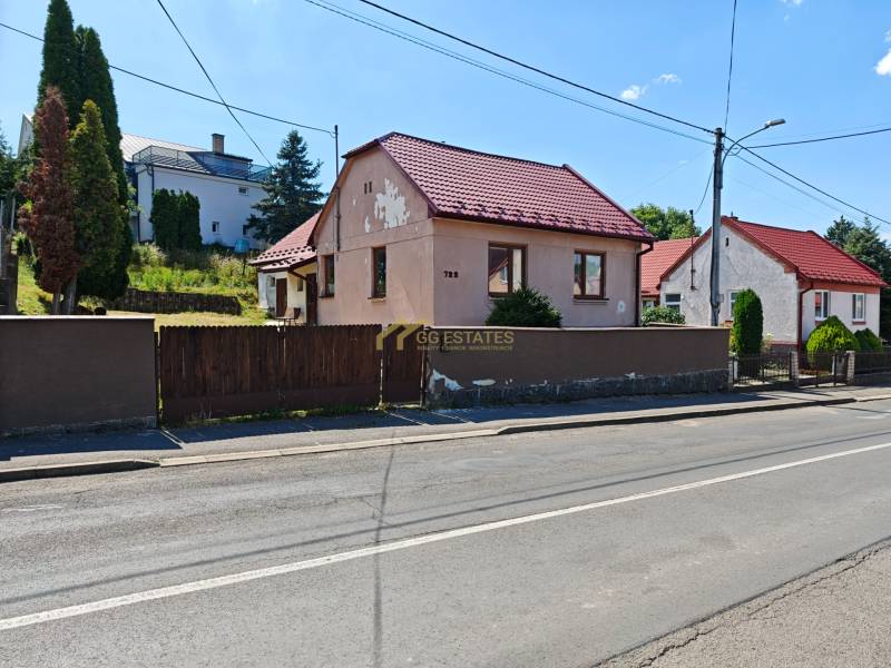A family house on Dlhá Street in Vranov nad Topľou with a red roof and a wooden fence.