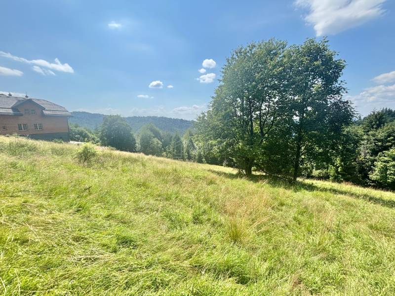 Grassland plots for residential use in Oščadnica on Dedovka Street with a view of the hills.