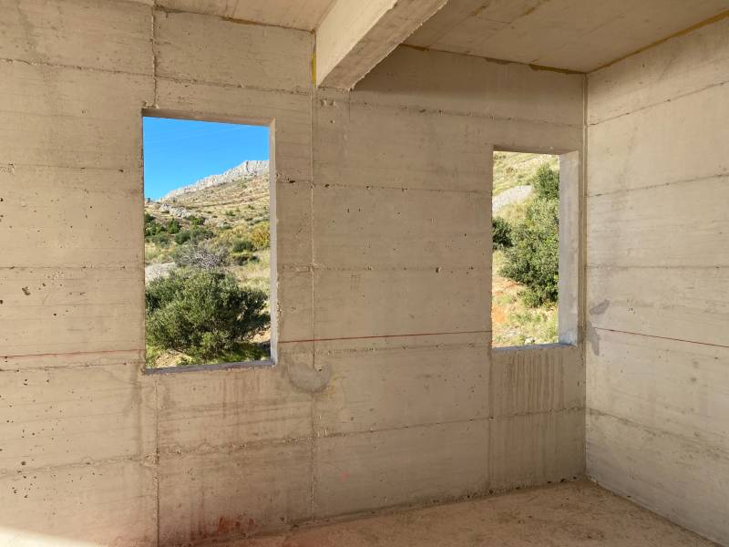 Concrete walls with a view of nature in the interior of the villa.